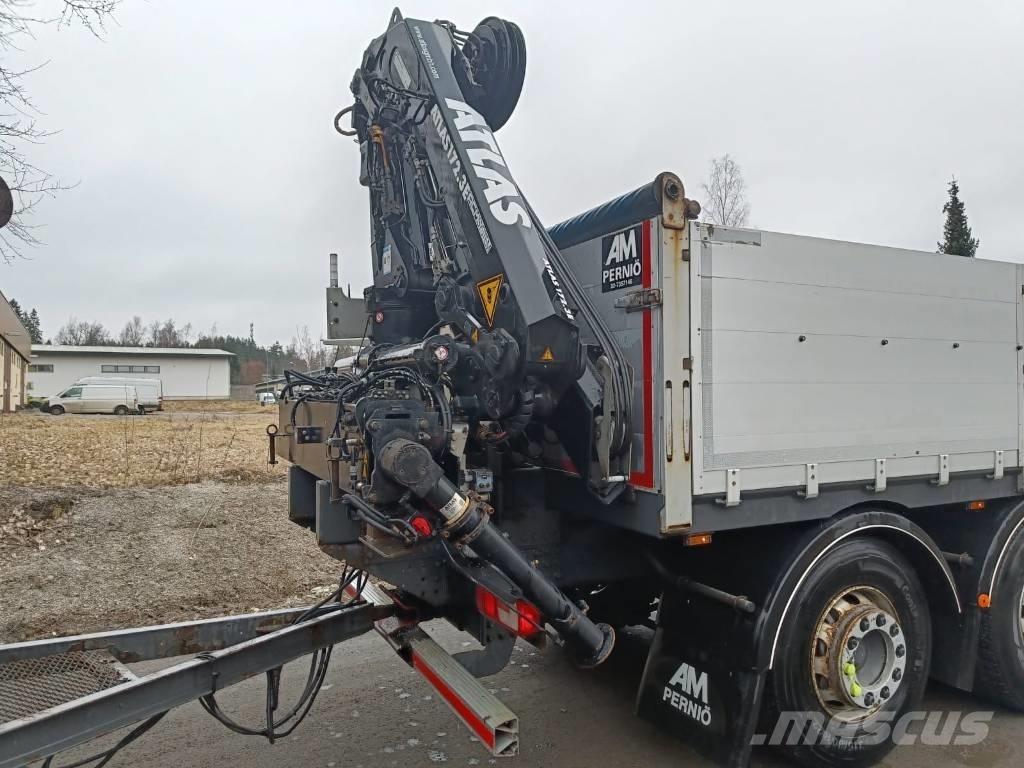 DAF XF 530 FAW Camion plateau ridelle avec grue