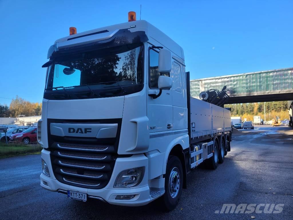 DAF XF 530 FAW Camion plateau ridelle avec grue