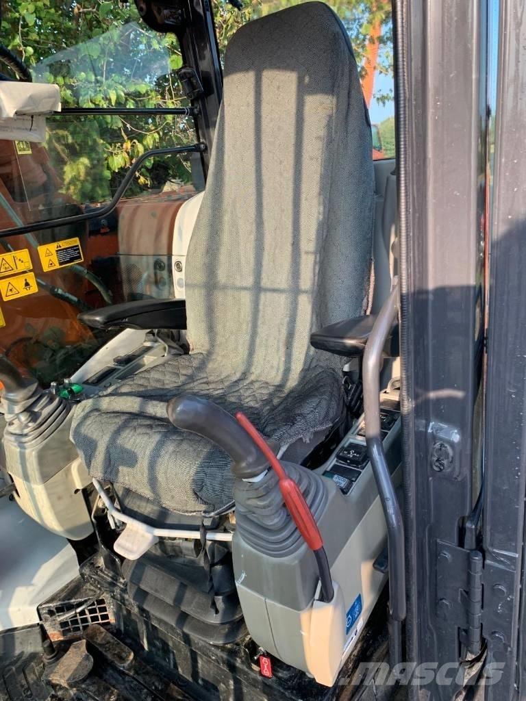 Hitachi ZX 135 US-5B Pelle sur chenilles