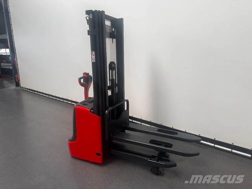 Linde L 12 I Gerbeur accompagnant