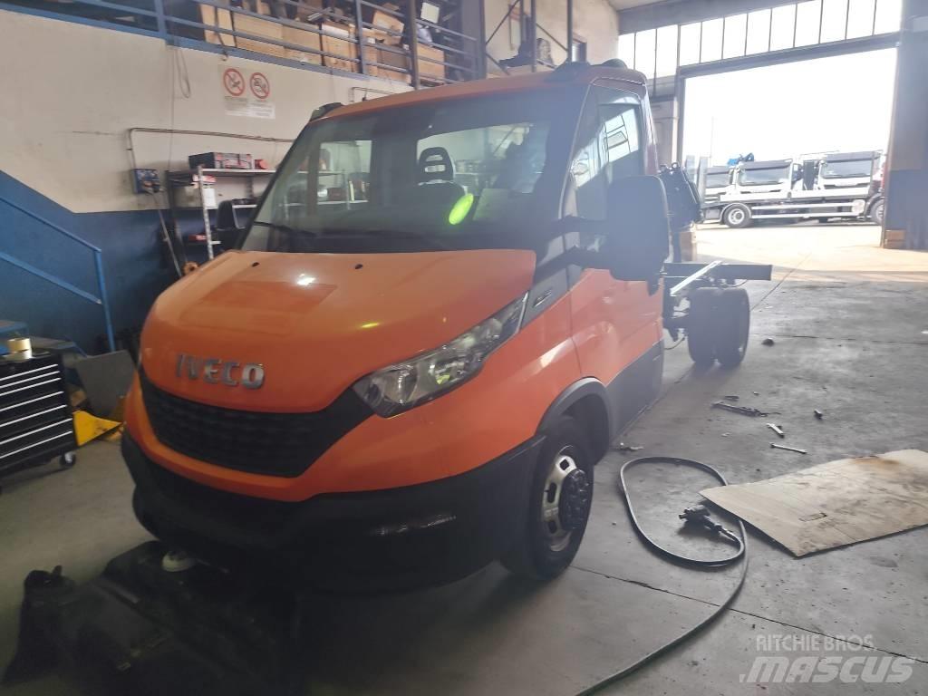 Iveco Daily 35-140 Camion plateau ridelle avec grue