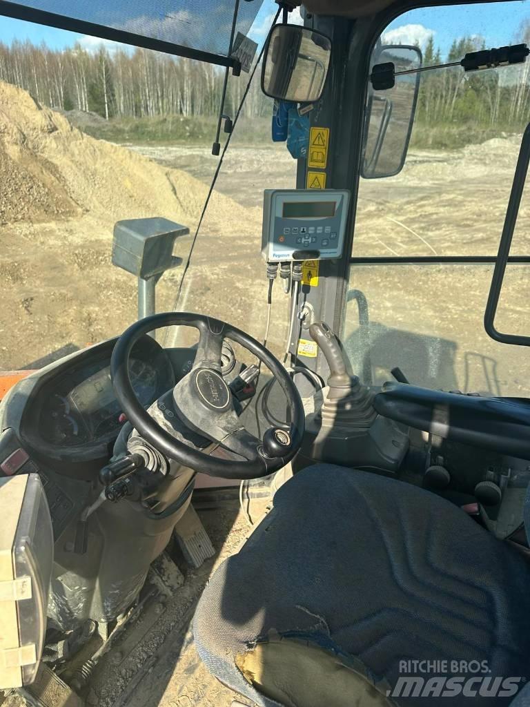 Hitachi ZW 250 Chargeuse sur pneus