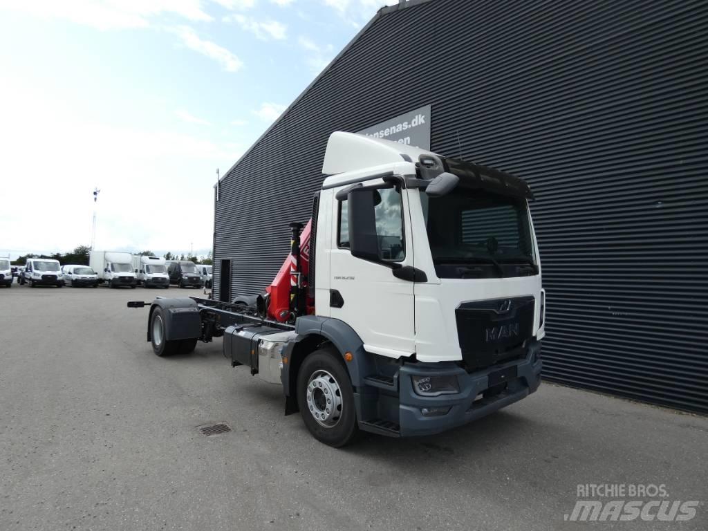 MAN TGM 18.290 Camion plateau ridelle avec grue