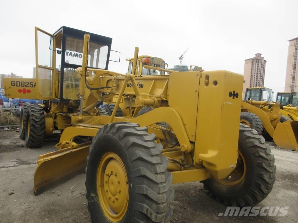 Komatsu GD 623 Niveleuse