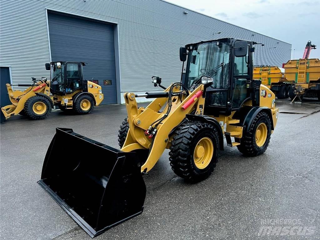 CAT 908 Chargeuse sur pneus