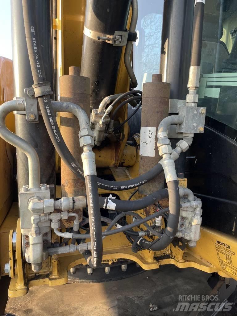 CAT M 313 D Pelle sur pneus