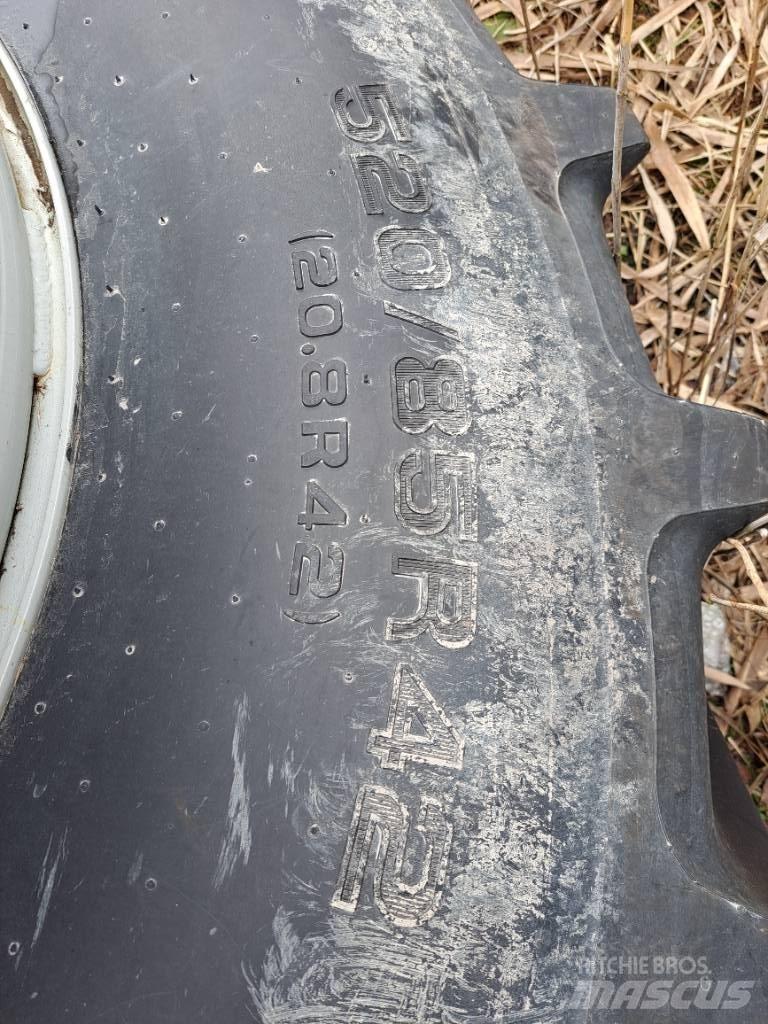  Paripyörät 520/85R42 Pneus, roues et jantes