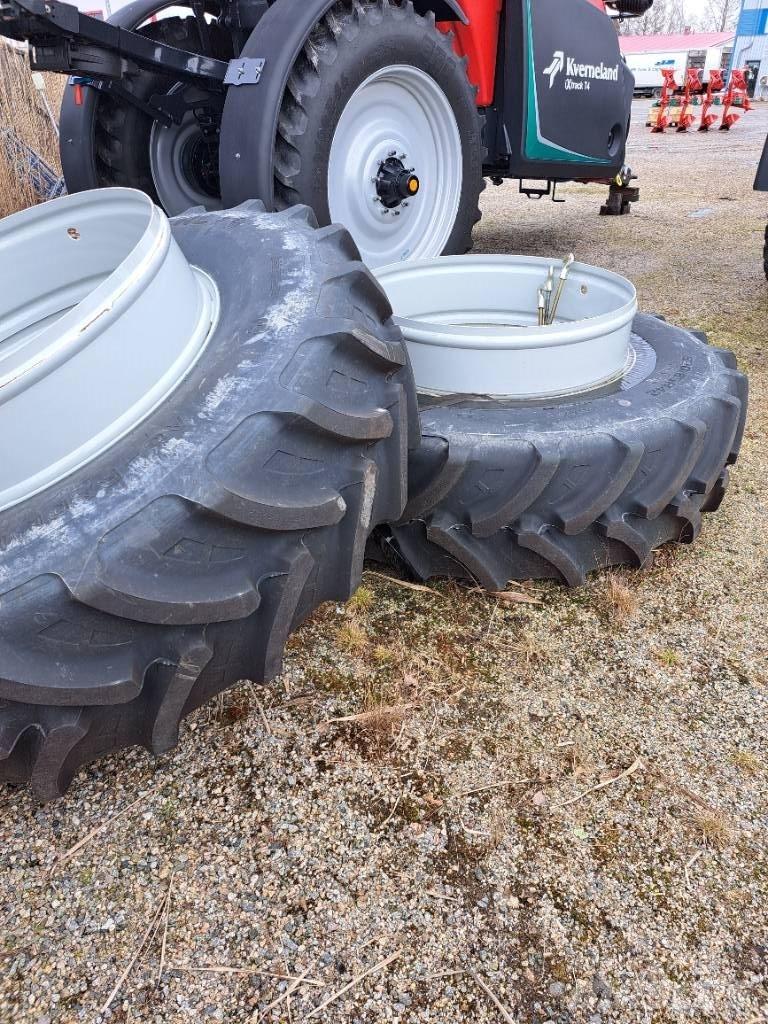  Paripyörät 520/85R42 Pneus, roues et jantes