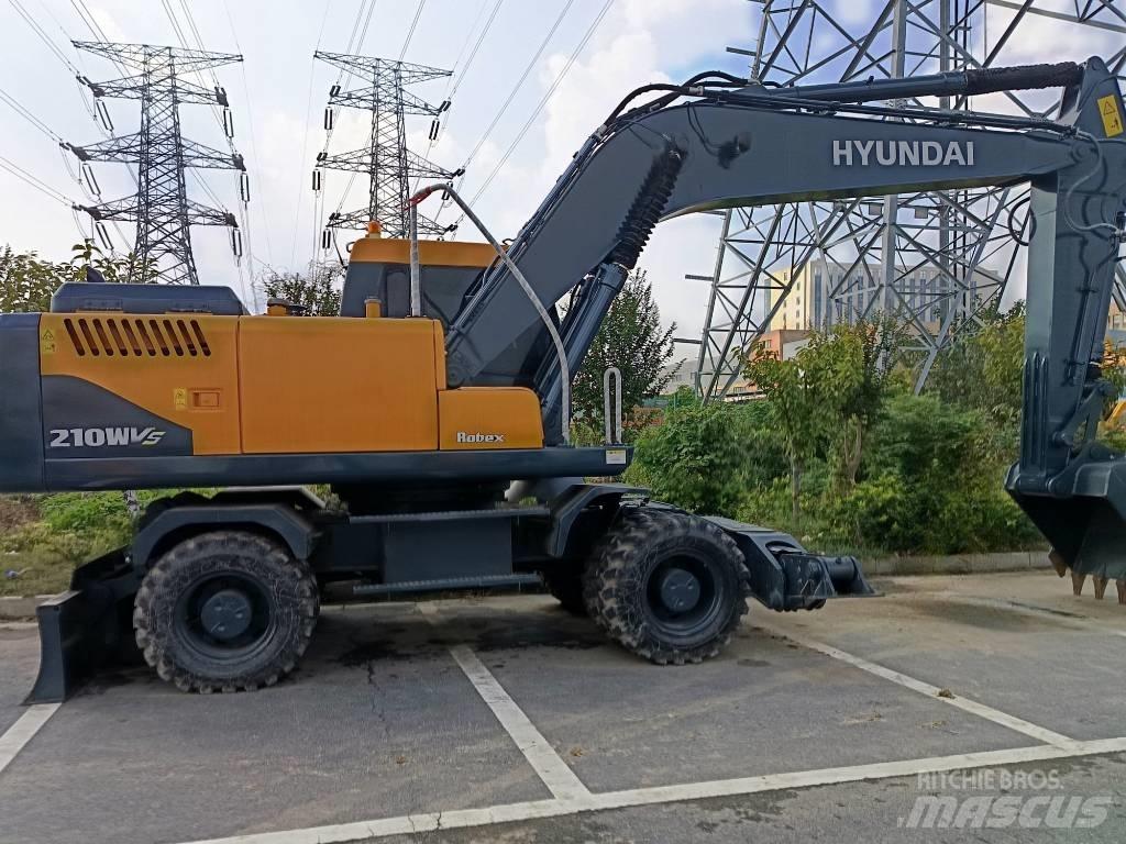 Hyundai R210W Pelle sur pneus