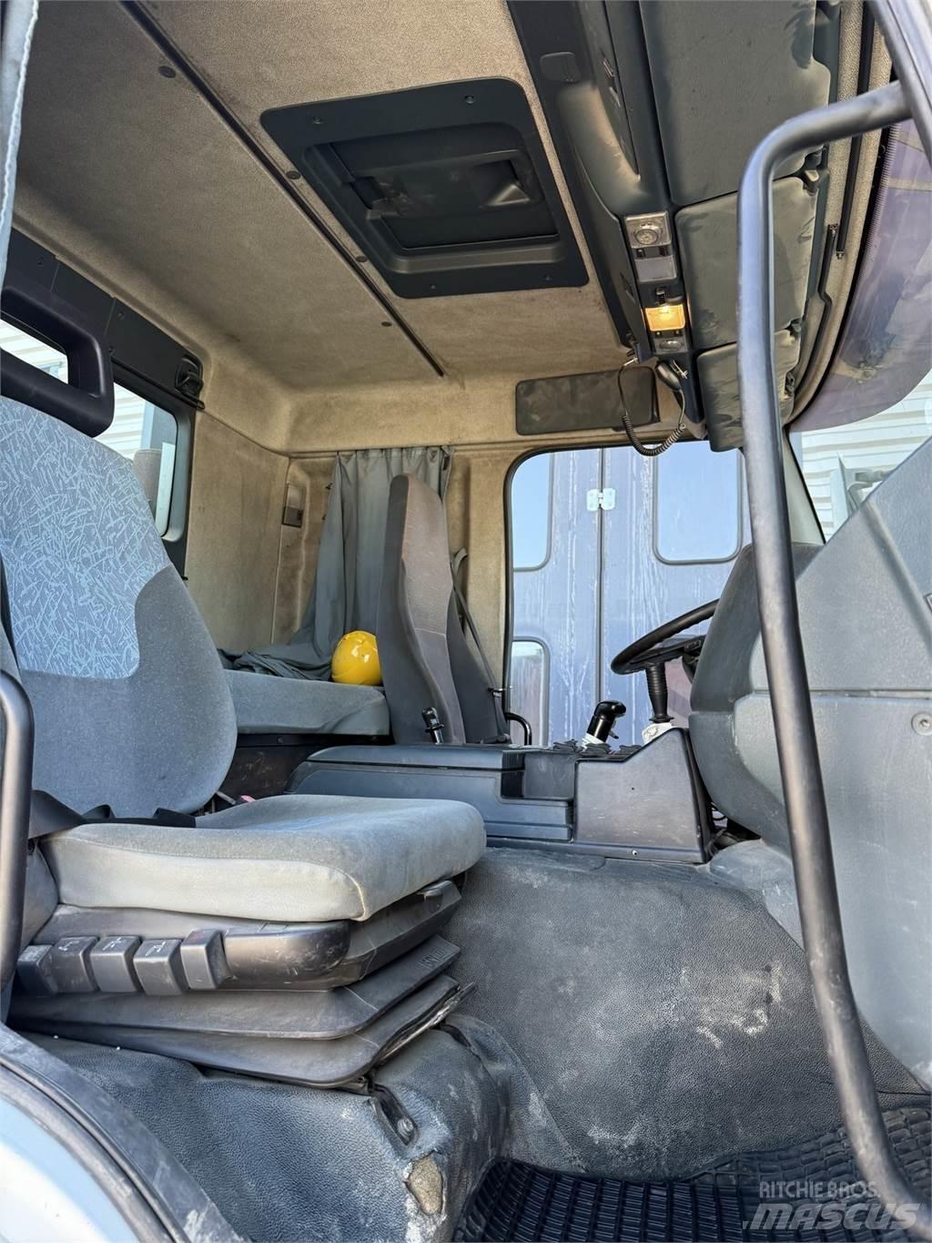 Sisu E12M 8x2 Camion benne