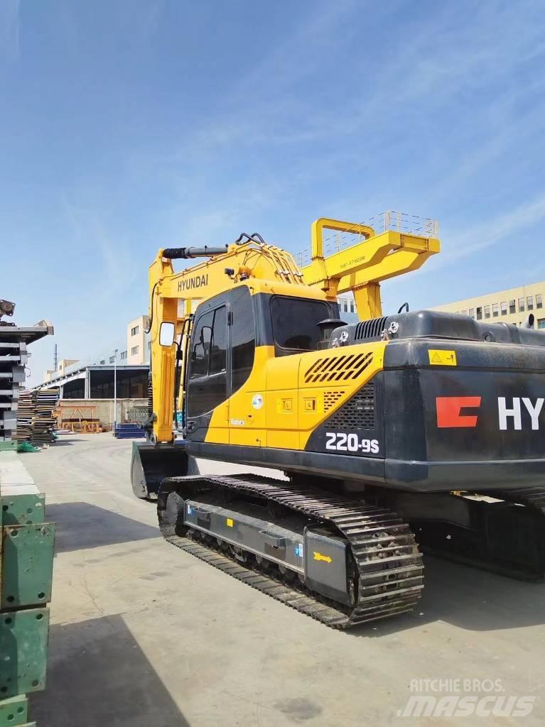 Hyundai R220LC-9S Pelle sur chenilles