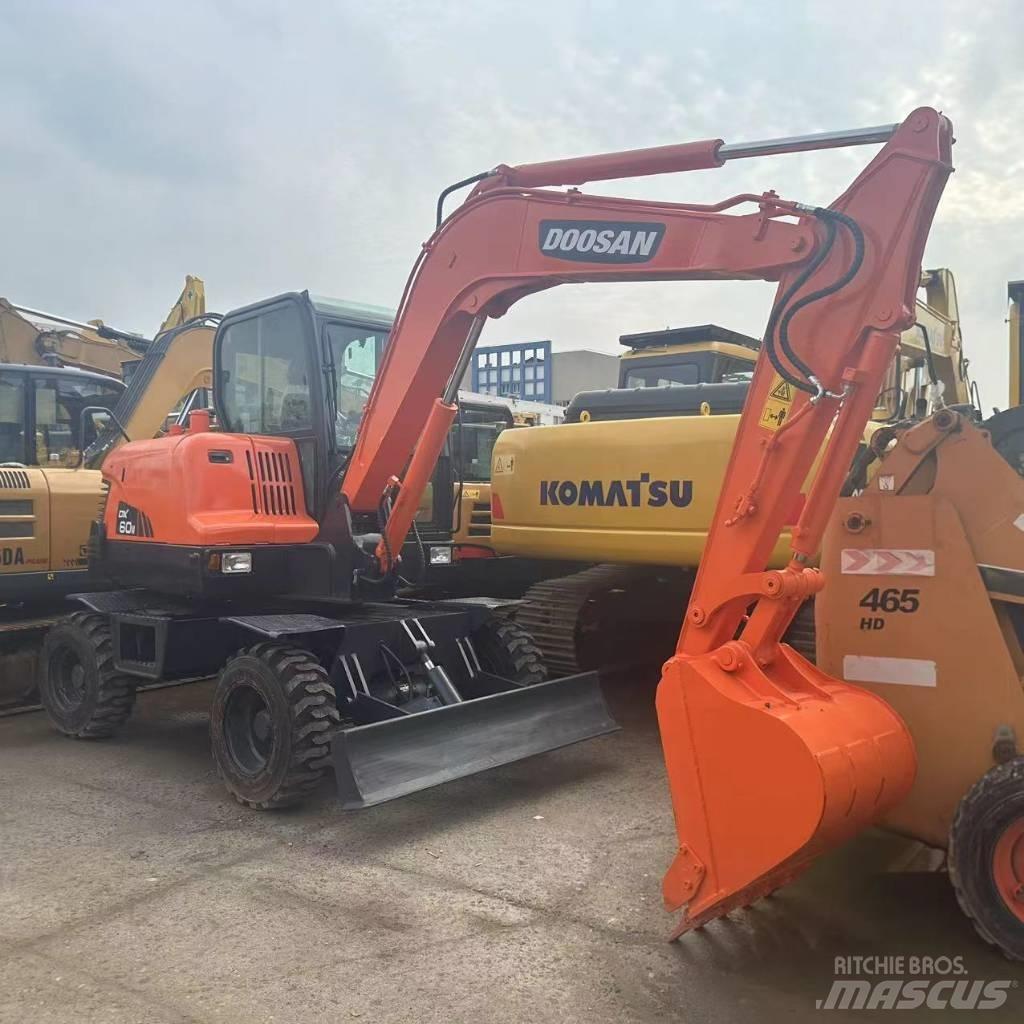 Doosan DX60W Pelle sur pneus