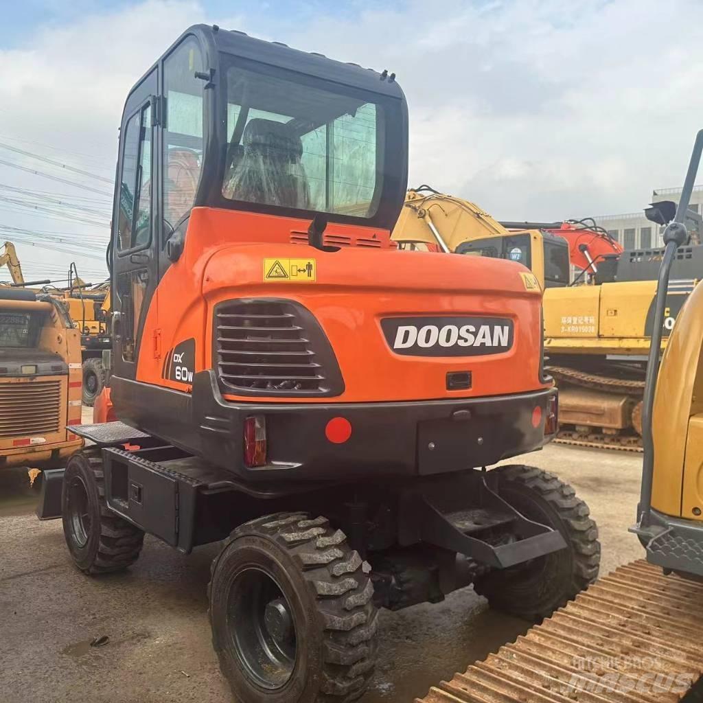 Doosan DX60W Pelle sur pneus