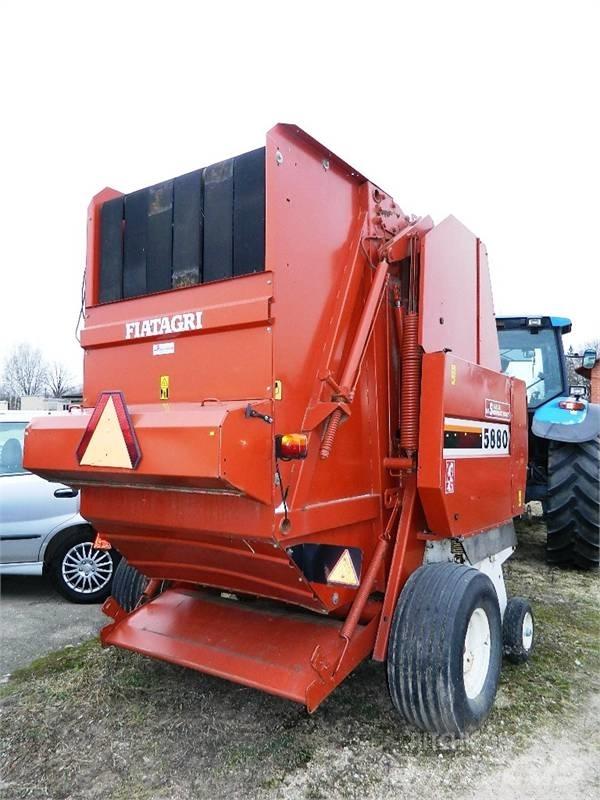 New Holland 5880 Presse à balle ronde