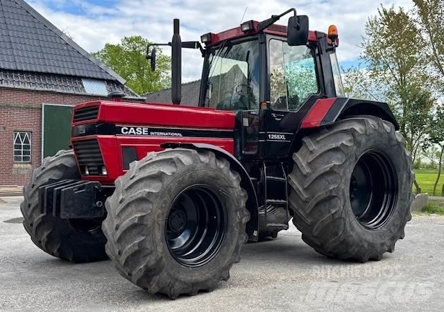 Case IH 1255 XL Tracteur