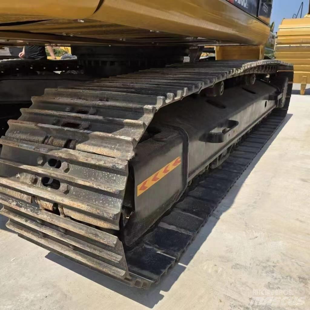 CAT 323 D Pelle sur chenilles