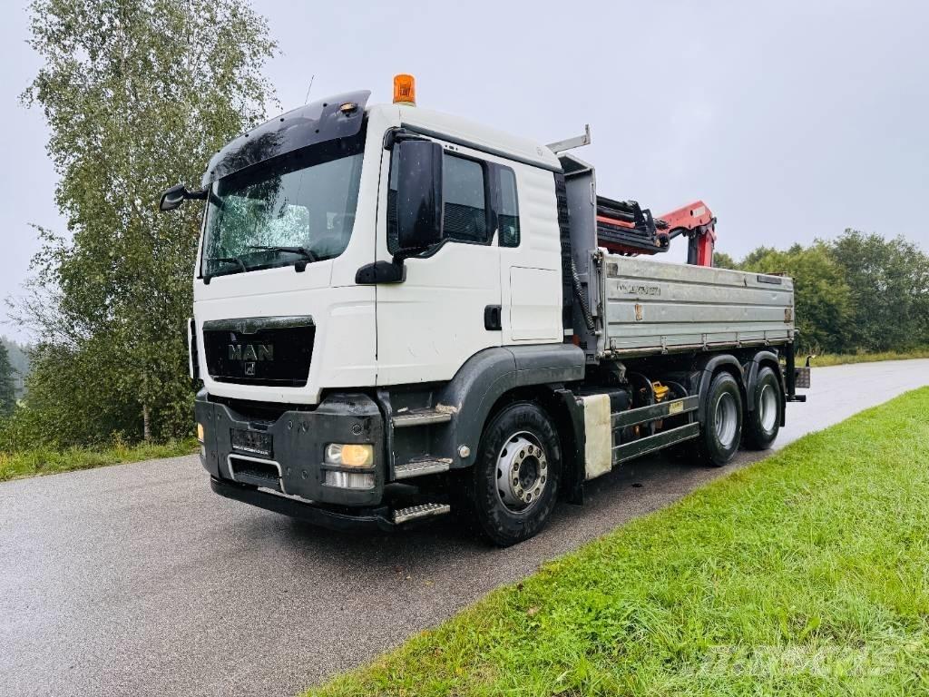 MAN TGS 26.440 Camion plateau ridelle avec grue