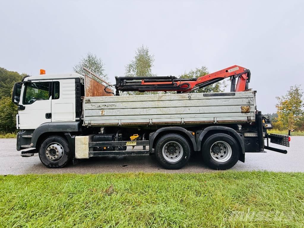 MAN TGS 26.440 Camion plateau ridelle avec grue