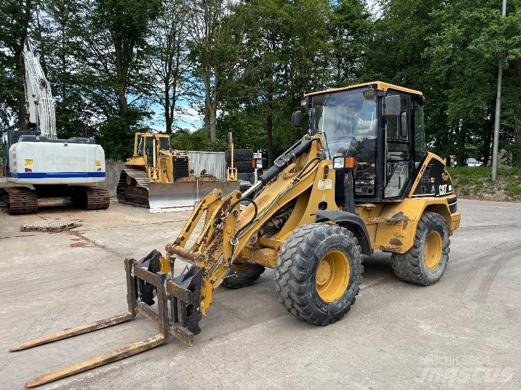 CAT 908 Chargeuse sur pneus