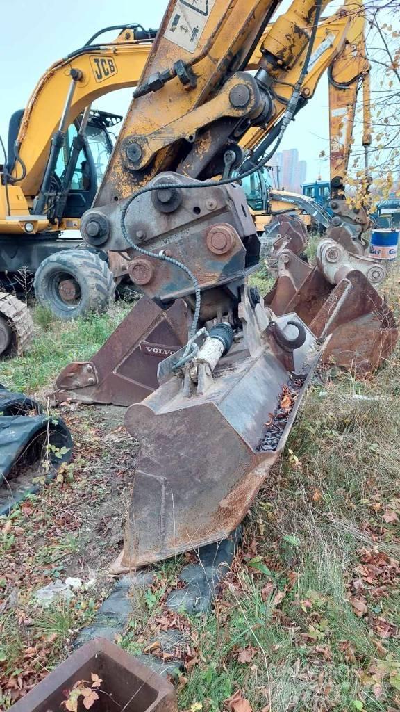 JCB JS 220 LC Pelle sur chenilles