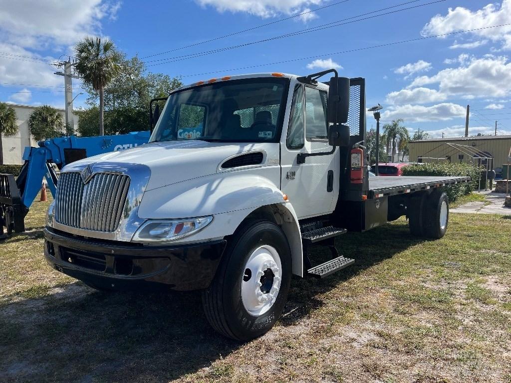 International 4200 Camion plateau