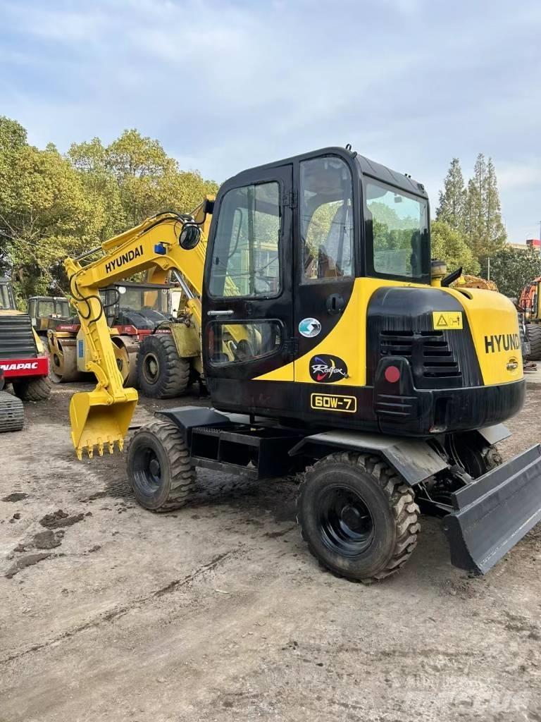 Hyundai 80W-9 Pelle sur pneus