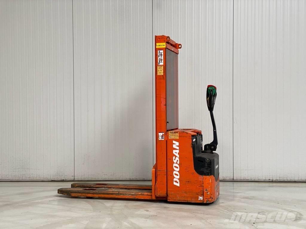 Doosan LEDS12.5C Gerbeur accompagnant