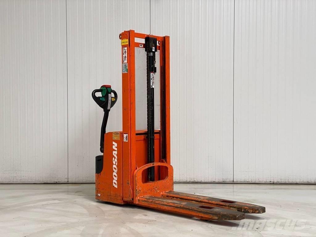 Doosan LEDS12.5C Gerbeur accompagnant