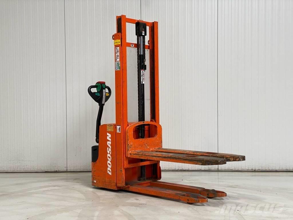 Doosan LEDS12.5C Gerbeur accompagnant