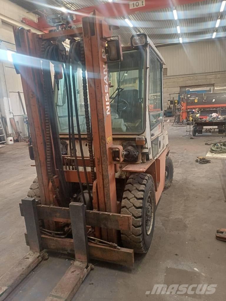 Nissan 33 U Chariots diesel