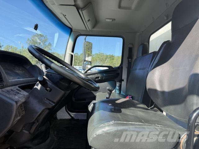 Hino 268 Camion de livraison de boisson