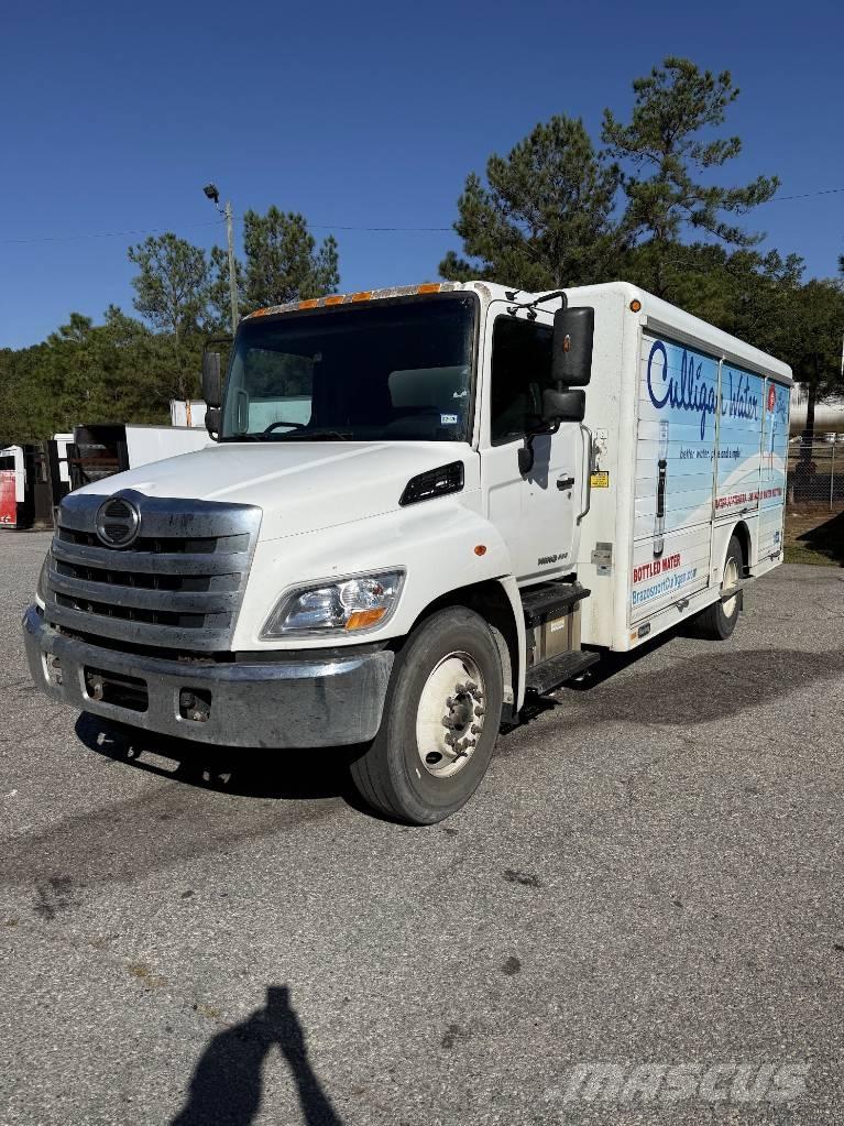Hino 268 Camion de livraison de boisson
