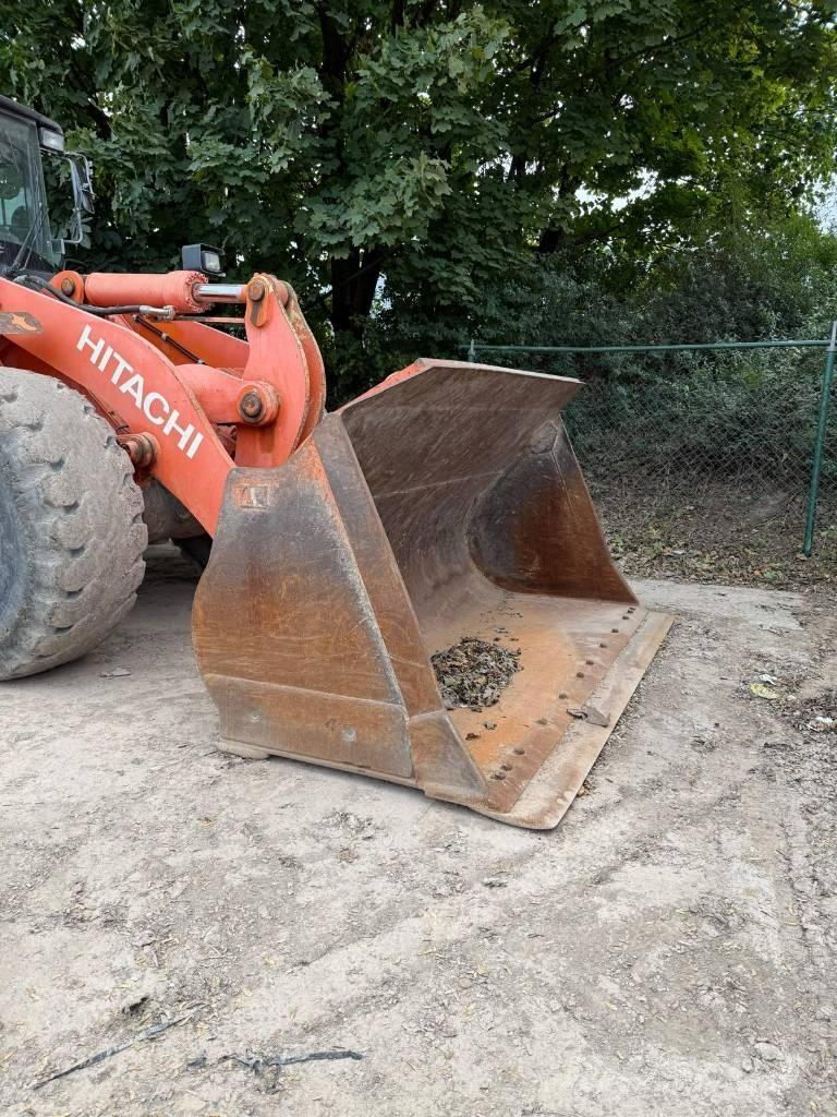 Hitachi ZW 250 Chargeuse sur pneus