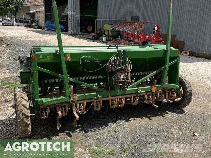 Amazone D7/30E Tracteur