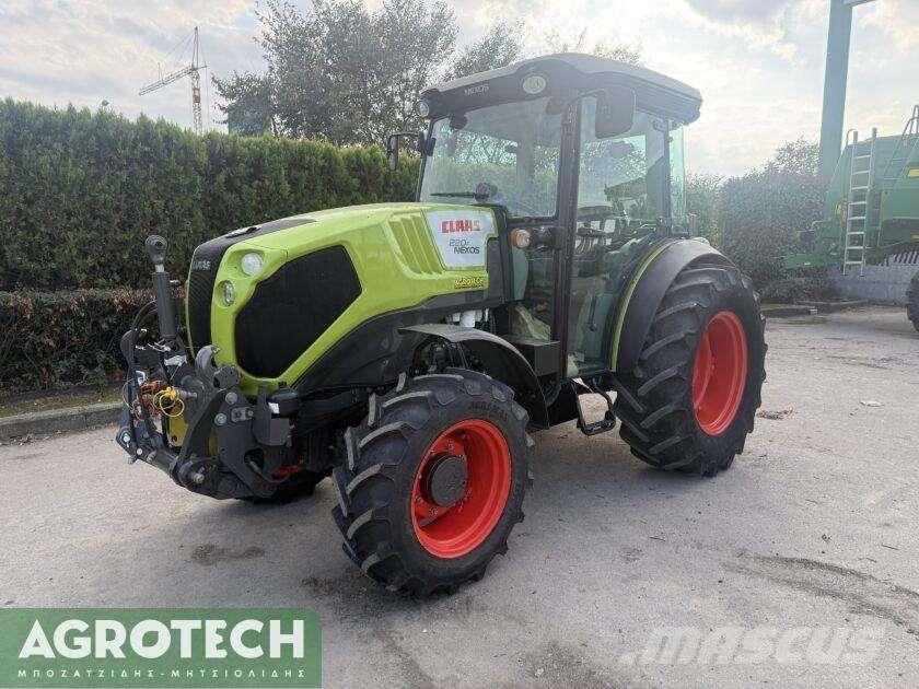 CLAAS NEXOS 220F Tracteur