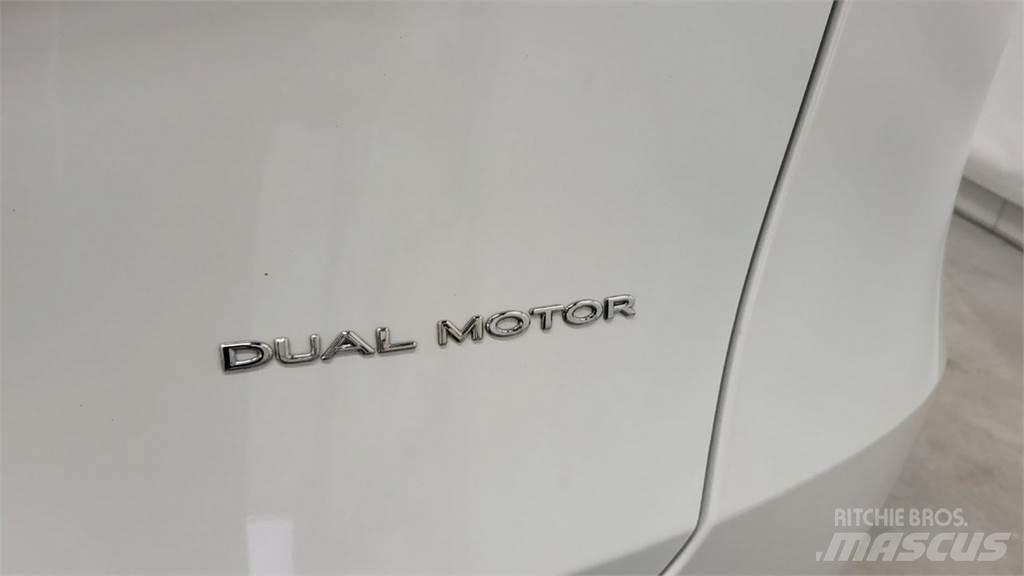 Tesla Y Voiture