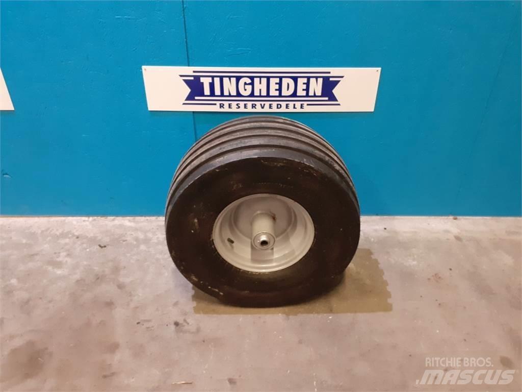  12 300/65-12 Pneus, roues et jantes