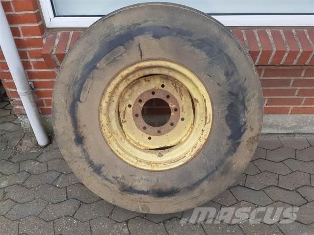  18 12.5/80-18 Pneus, roues et jantes