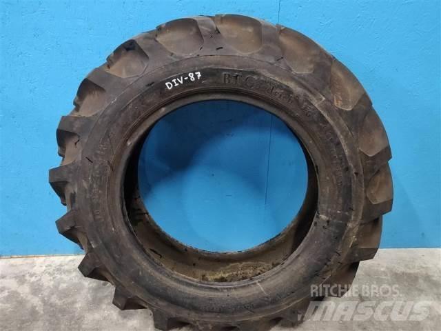  24 10-24 Pneus, roues et jantes
