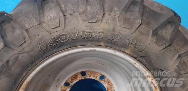  24 440/65R24 Pneus, roues et jantes