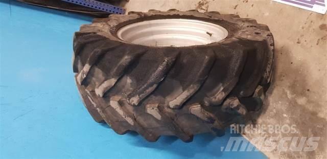  24 440/65R24 Pneus, roues et jantes