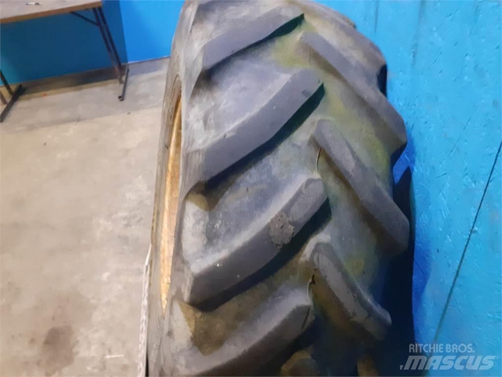  24 460/70R24 Pneus, roues et jantes