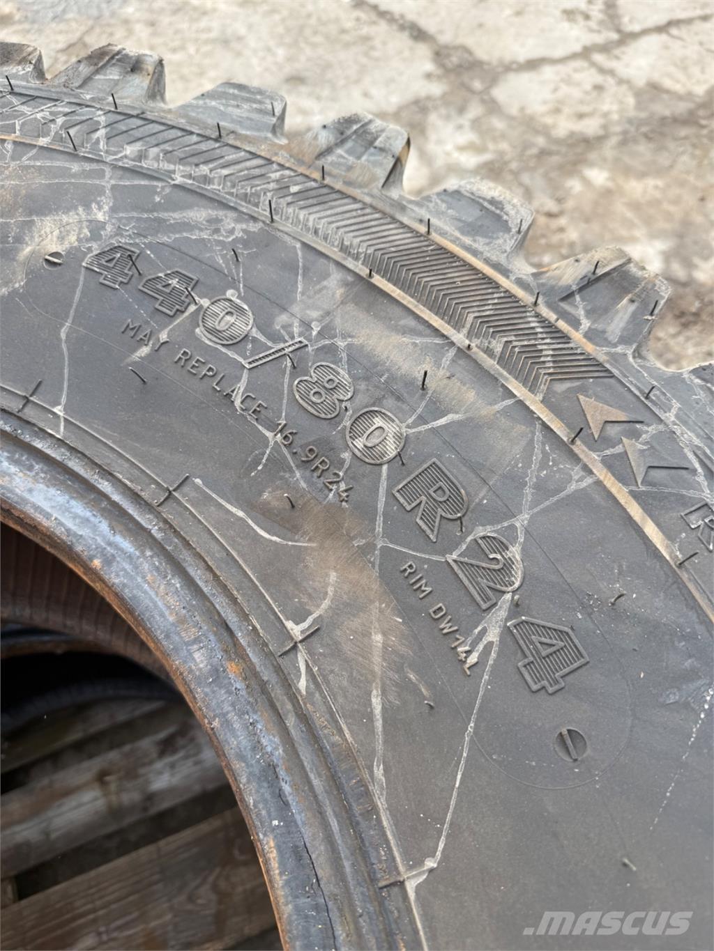  440/80-24 Pneus, roues et jantes