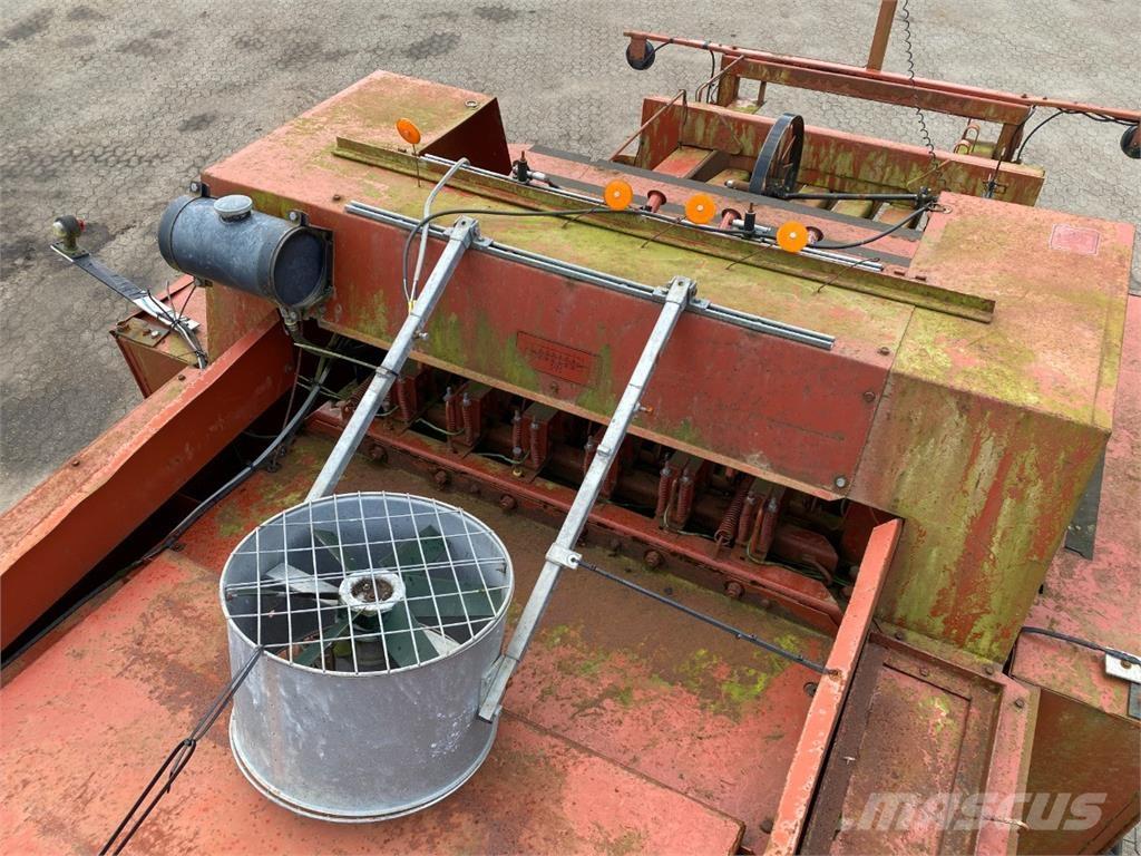 Hesston 4900 Presse cubique