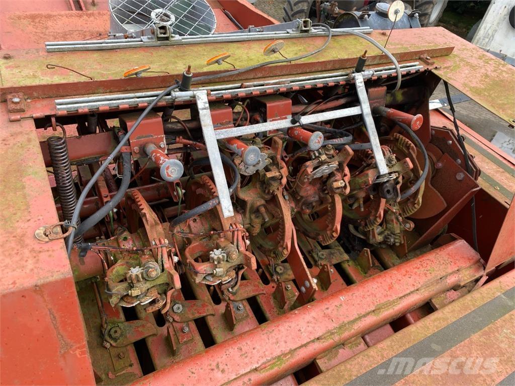 Hesston 4900 Presse cubique