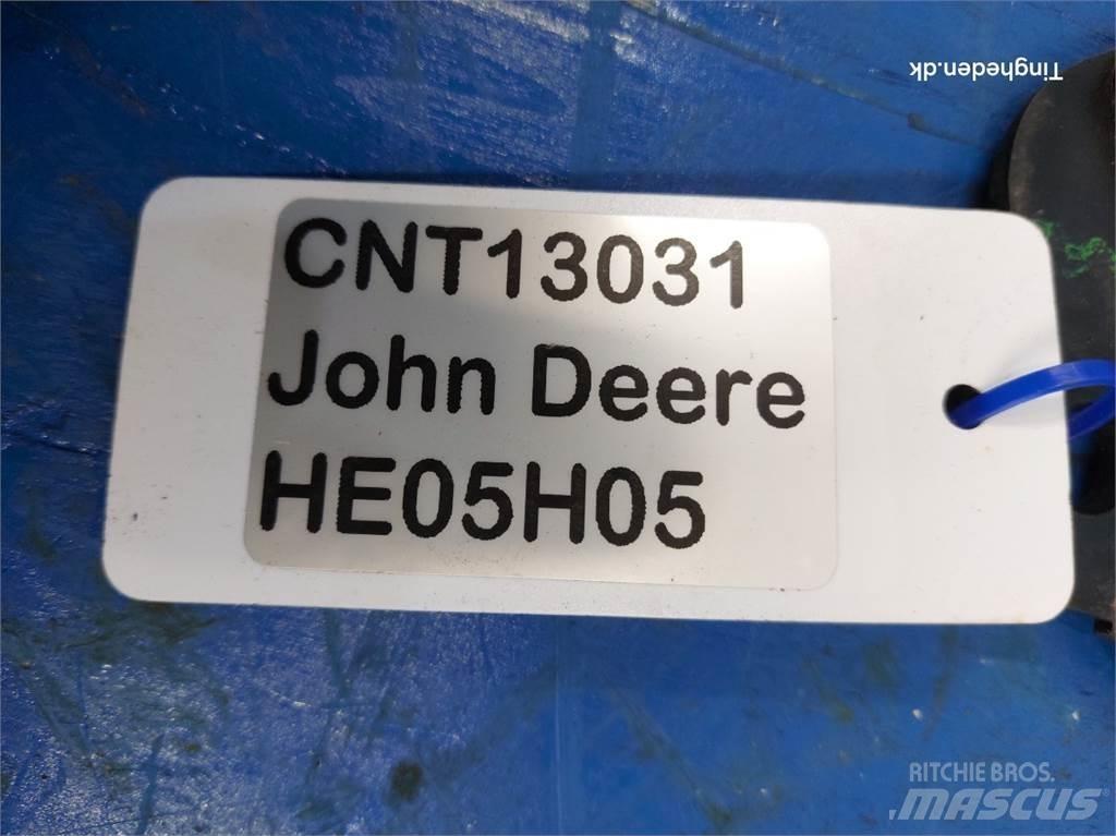 John Deere S670 Sableuse et saleuse