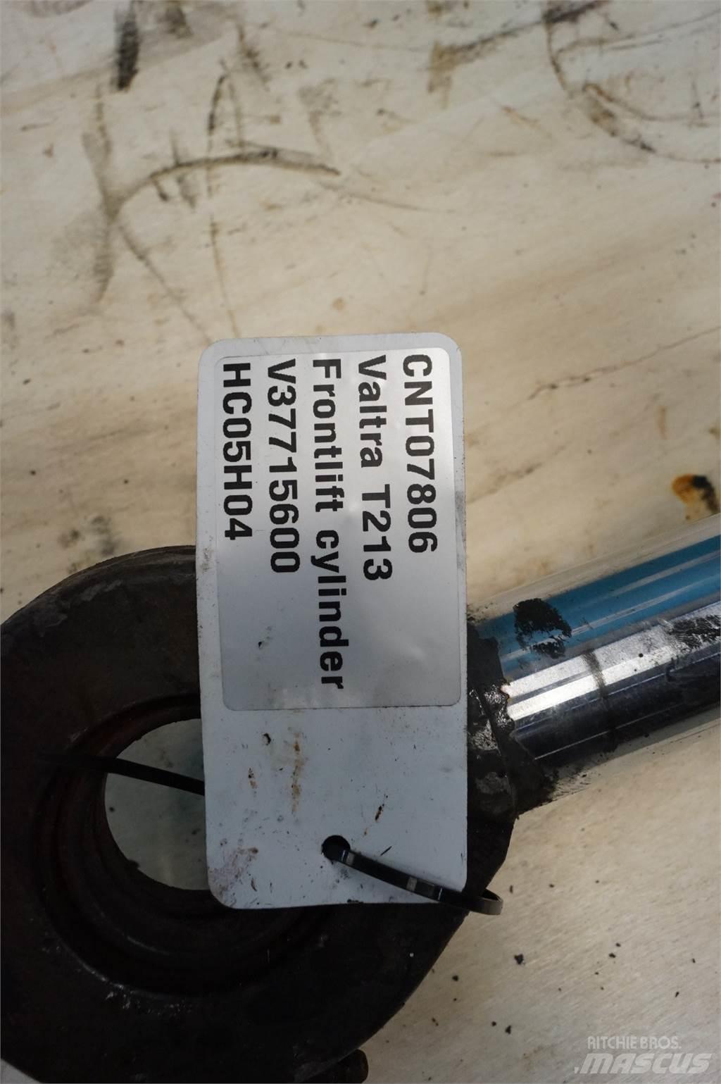 Valtra T213 Accessoires chargeur frontal
