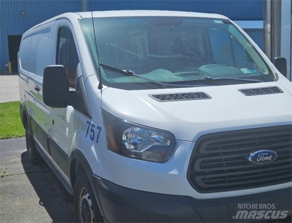 Ford Transit 150 Utilitaire