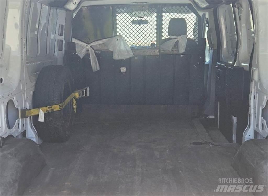 Ford Transit 150 Utilitaire