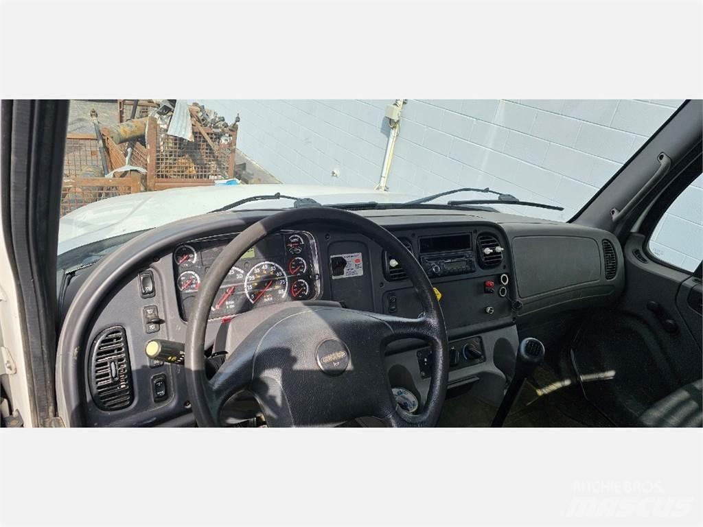 Freightliner M2 106 Camion plateau